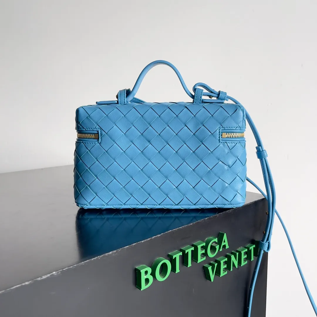 Batch 1360 Bottega Veneta 24 spring and summer woven zipper crossbody bag. A crossbody bag that can be used as a cosmetic bag. The exquisite weaving and compact body are an indispensable accessory for the upcoming summer. The double zipper also better protects the bag. It has a large capacity. If you like it, don’t miss it. Style number: 789109 Size: 22*12.5*5cm